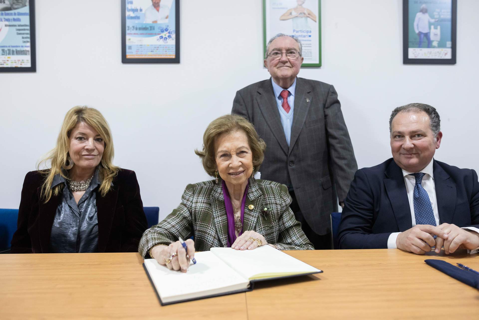 Doña Sofía junto a Pilar Miranda, David Toscano y Díaz Cabrera