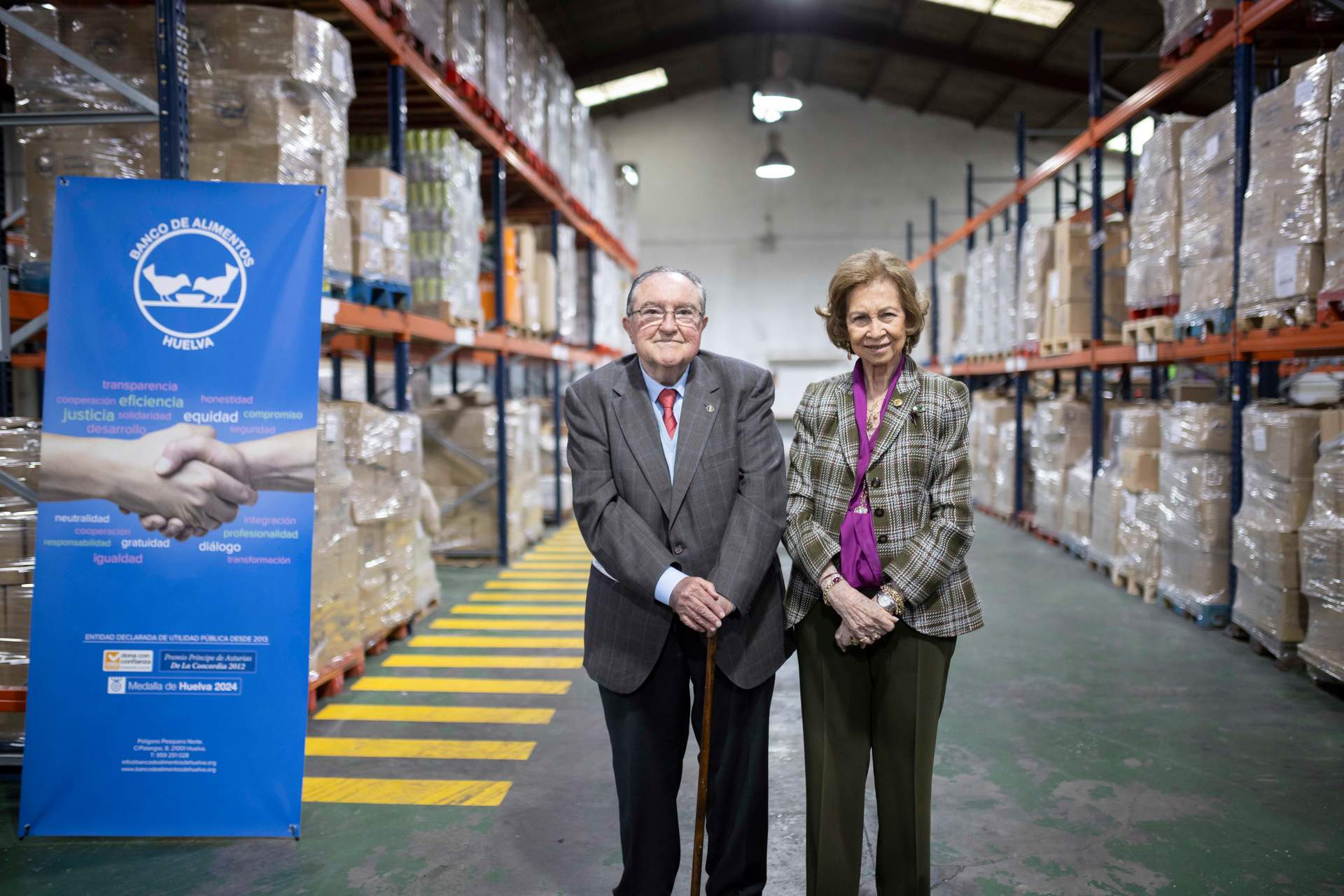La Reina junto a Díaz Cabrera en el pasillo de la zona de distribución