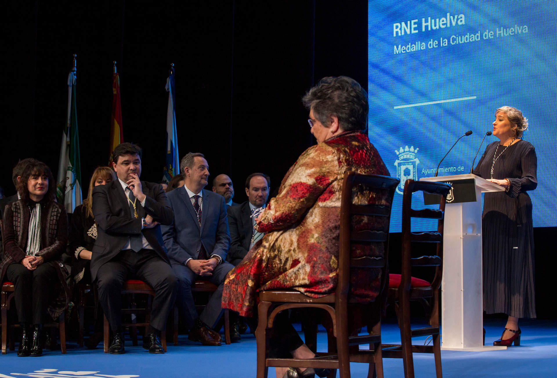 Recibiendo la medalla de Huelva en nombre de todos los compañeros para RNE en su 80 aniversario.
