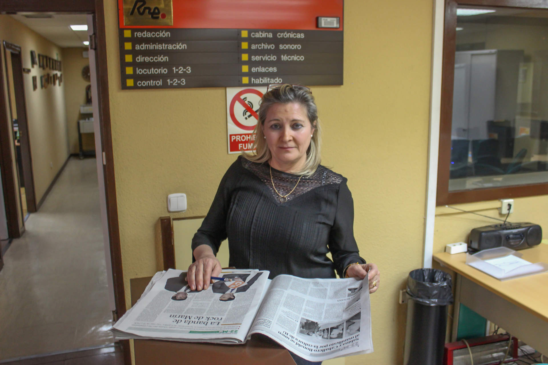 En la sede de RNE en Huelva informándose de las noticias de la prensa escrita