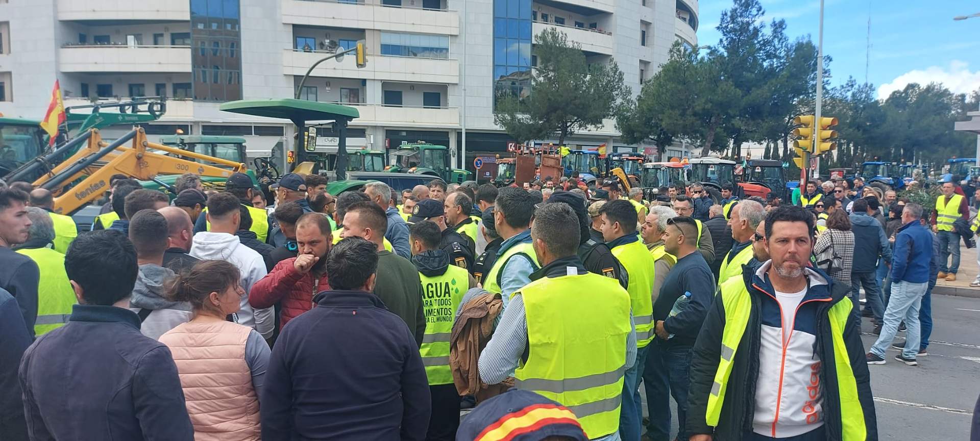 Un grupo mantiene una conversación con la Policía