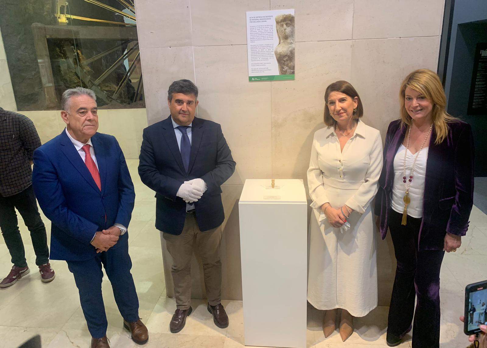 Recepción del silbato en el Museo de Huelva procedente del CSIC en Sevilla