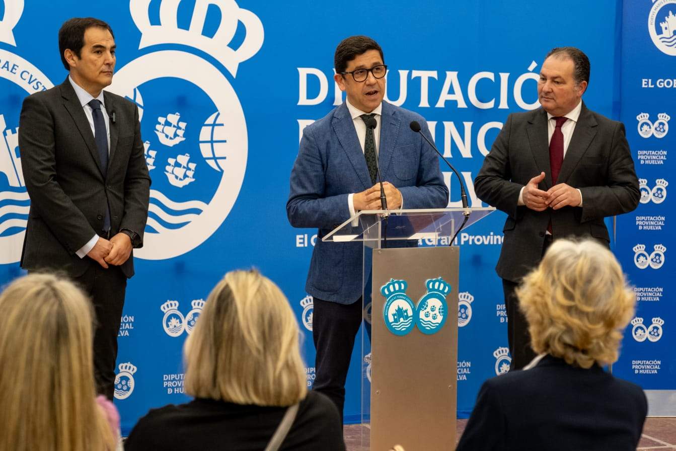El alcalde de Ayamonte explica el acuerdo, ante Nieto y Toscano