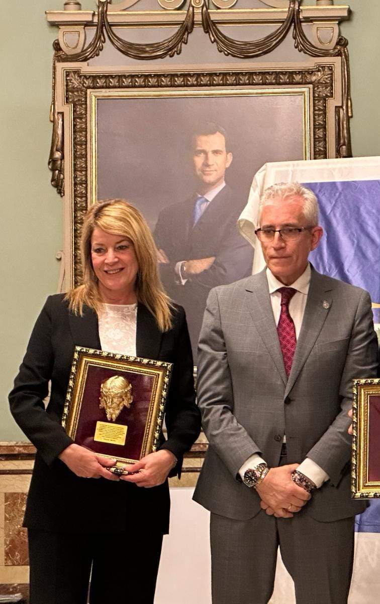 El Hermano Mayor junto a Pilar Miranda
