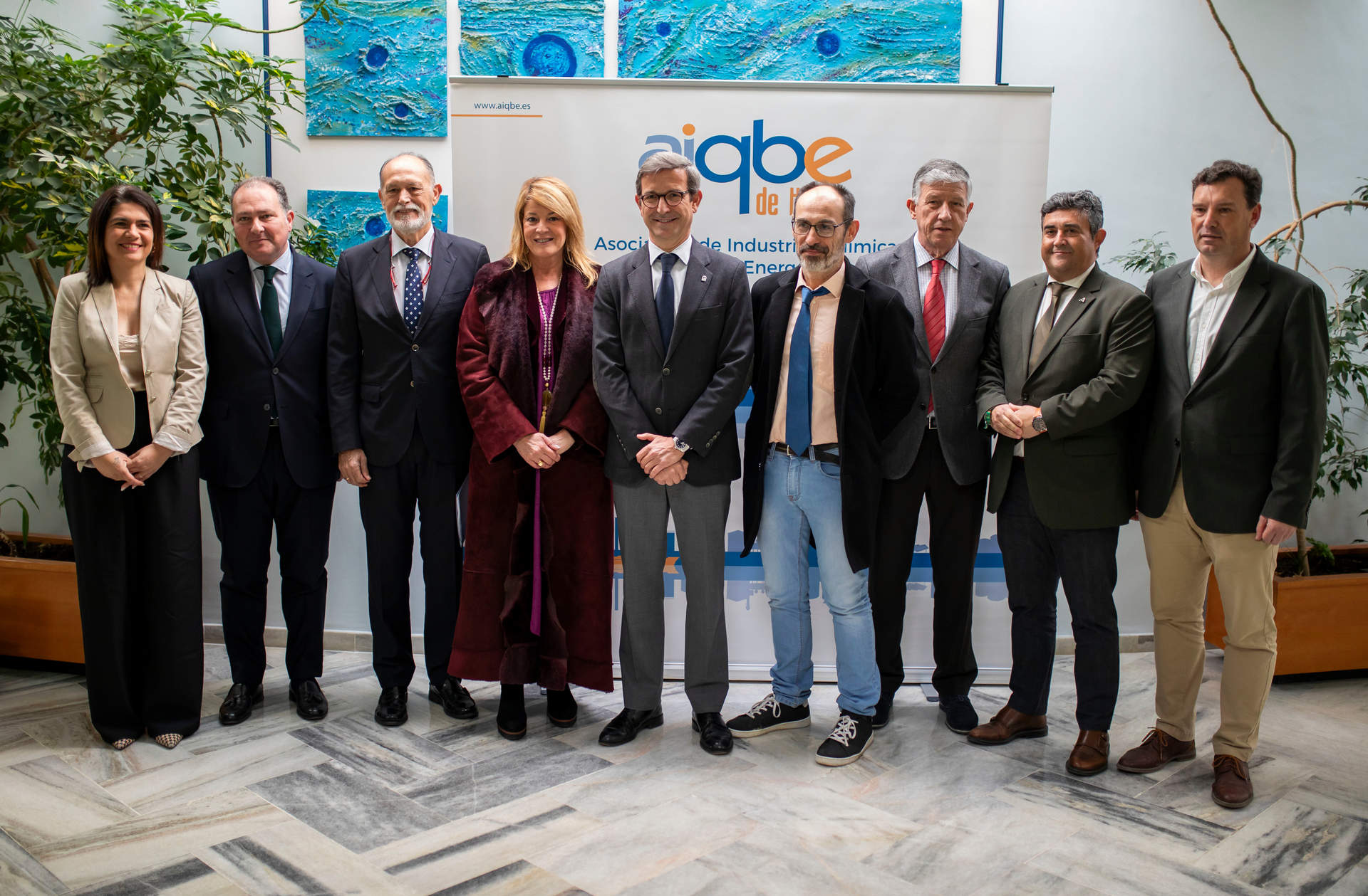 Día Industria AIQBE: Foto de familia de autoridades y participantes en el evento