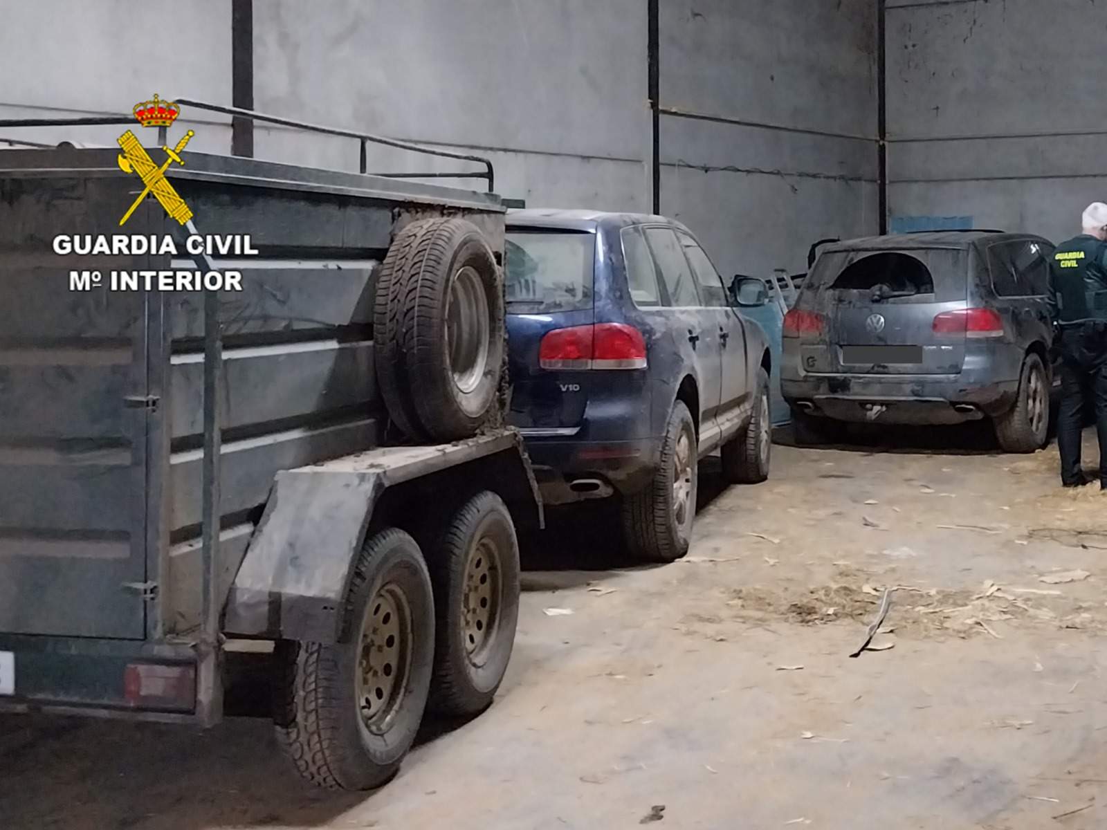 Vehículos en el interior de la finca