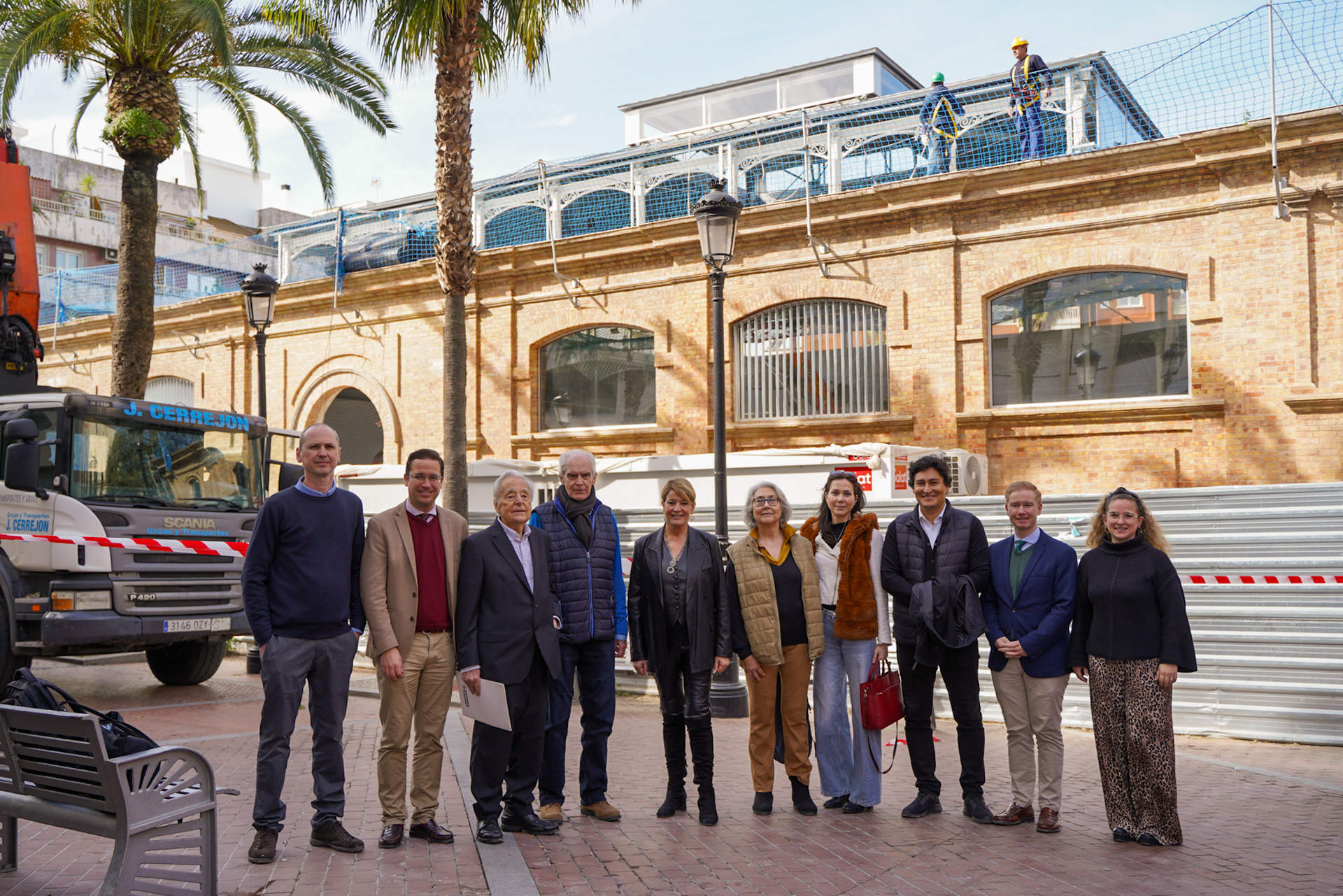 Foto de familia junto a las obras de Santa Fe
