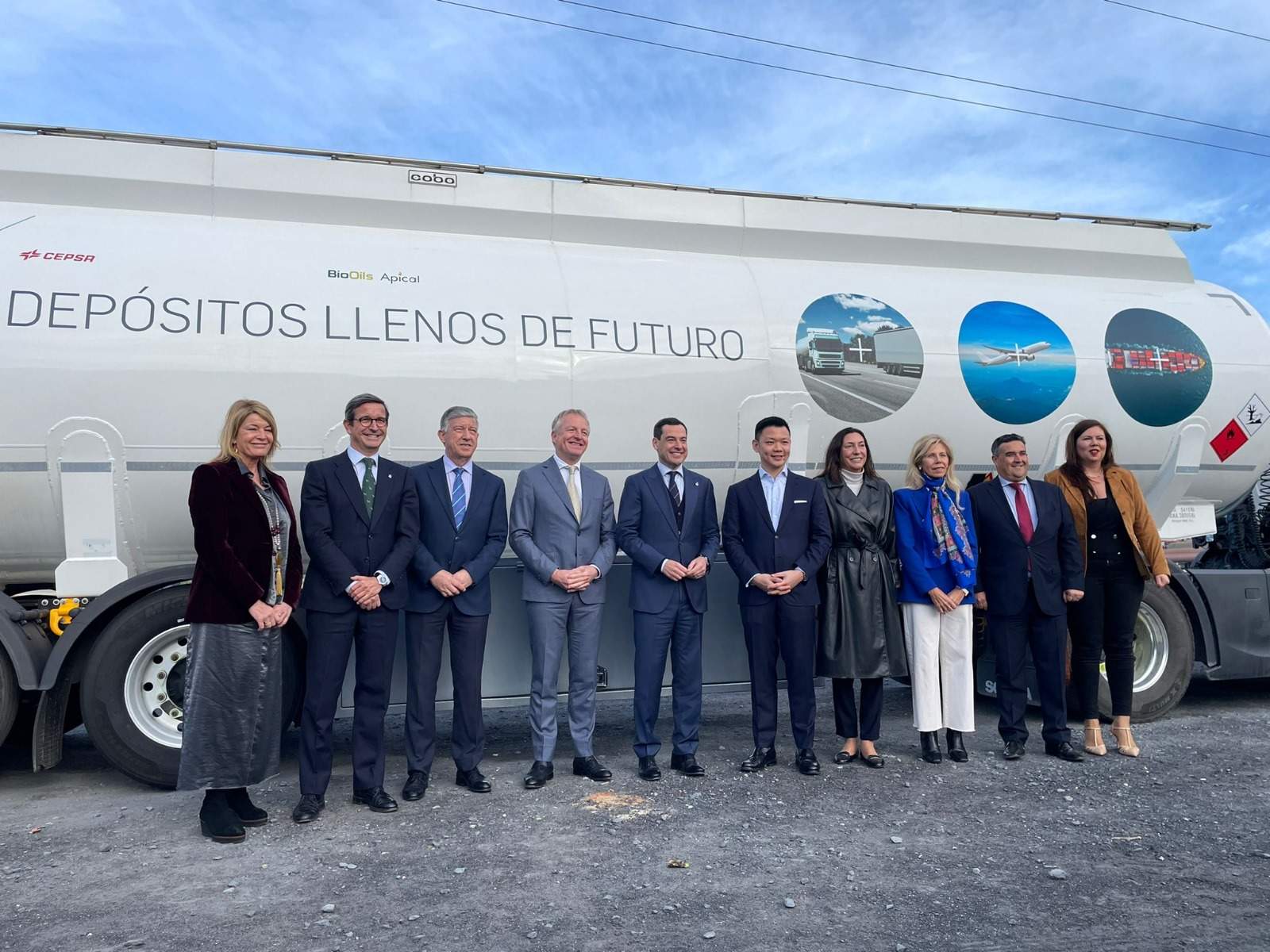 Foto de familia de las autoridades y máximos representantes de las empresas en el acto