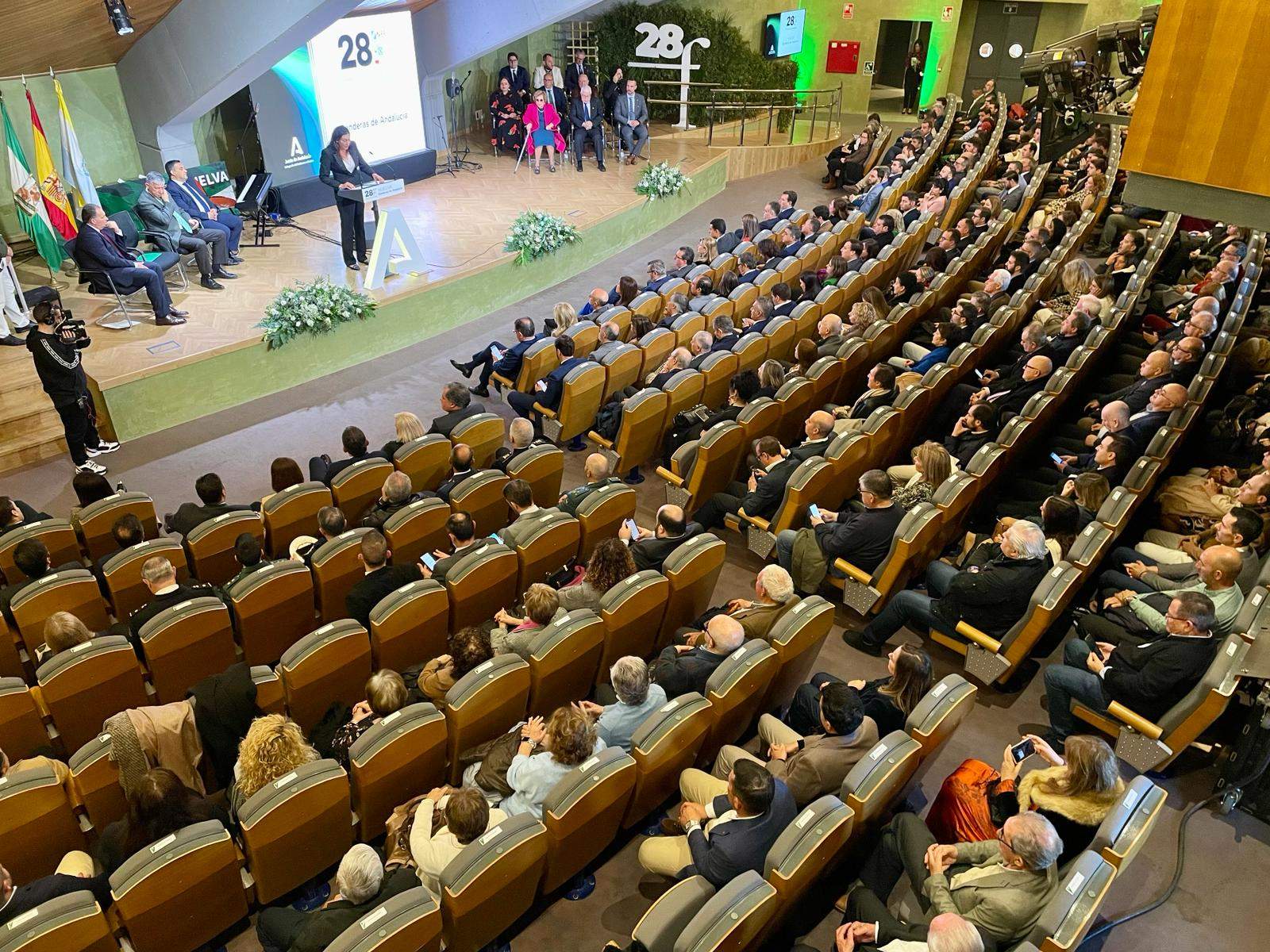 Acto de entrega de las Banderas de Huelva