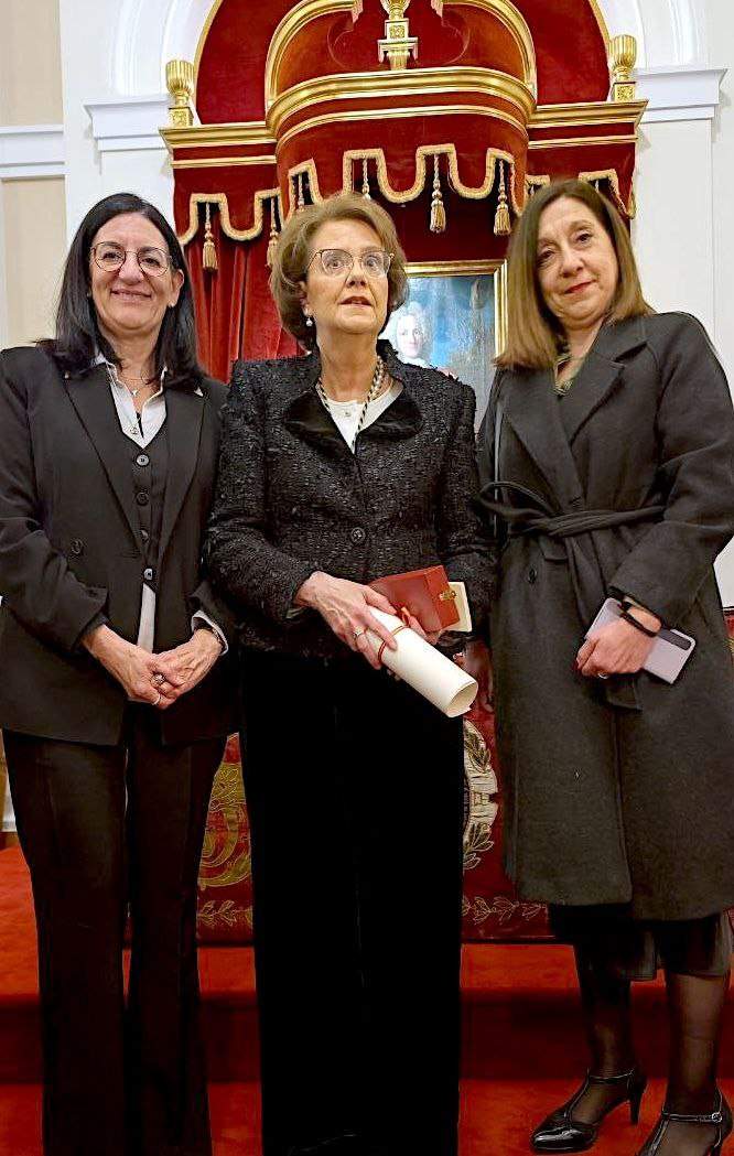 Acompañada por la Rectora