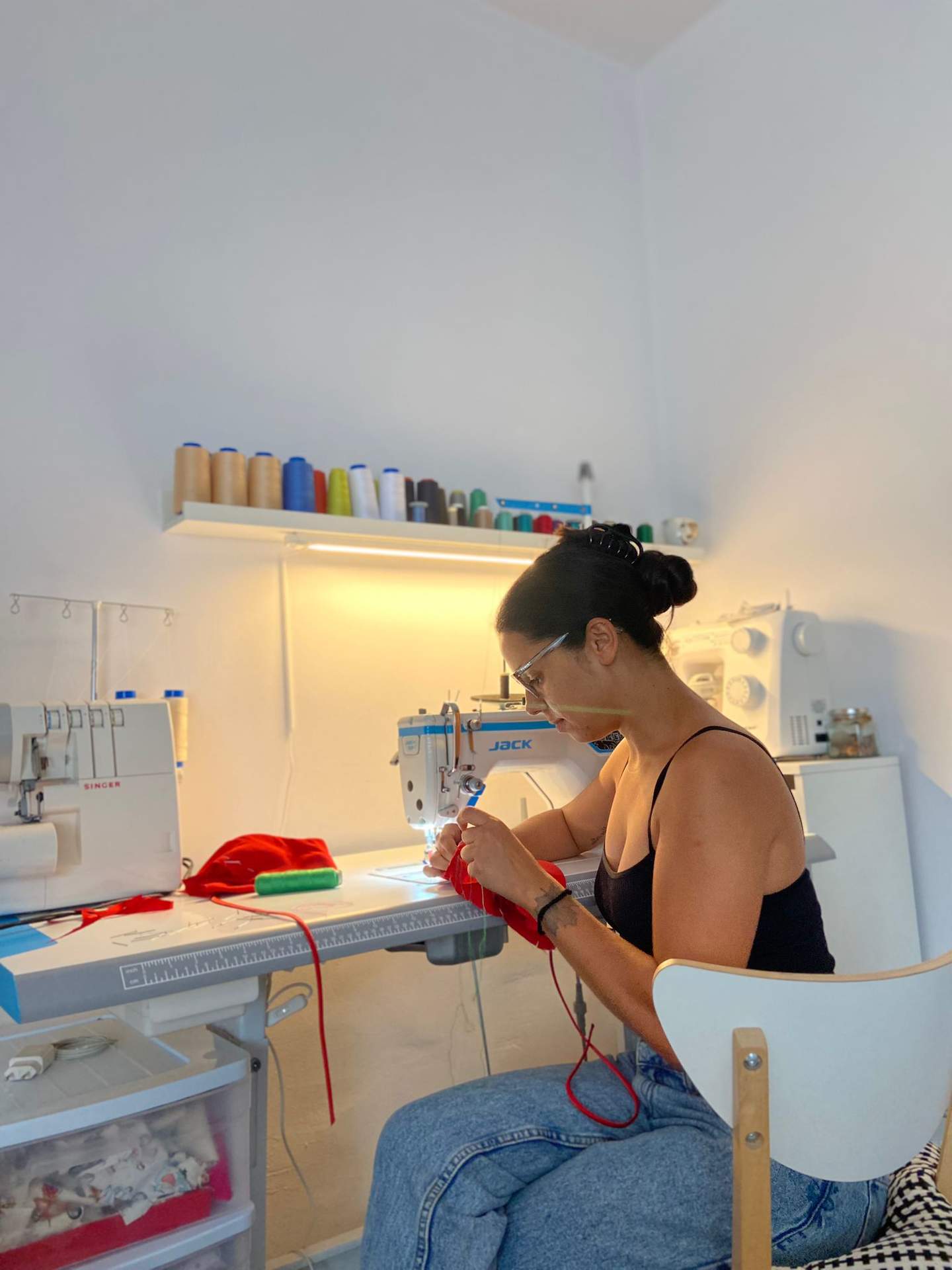Ana en su taller de costura