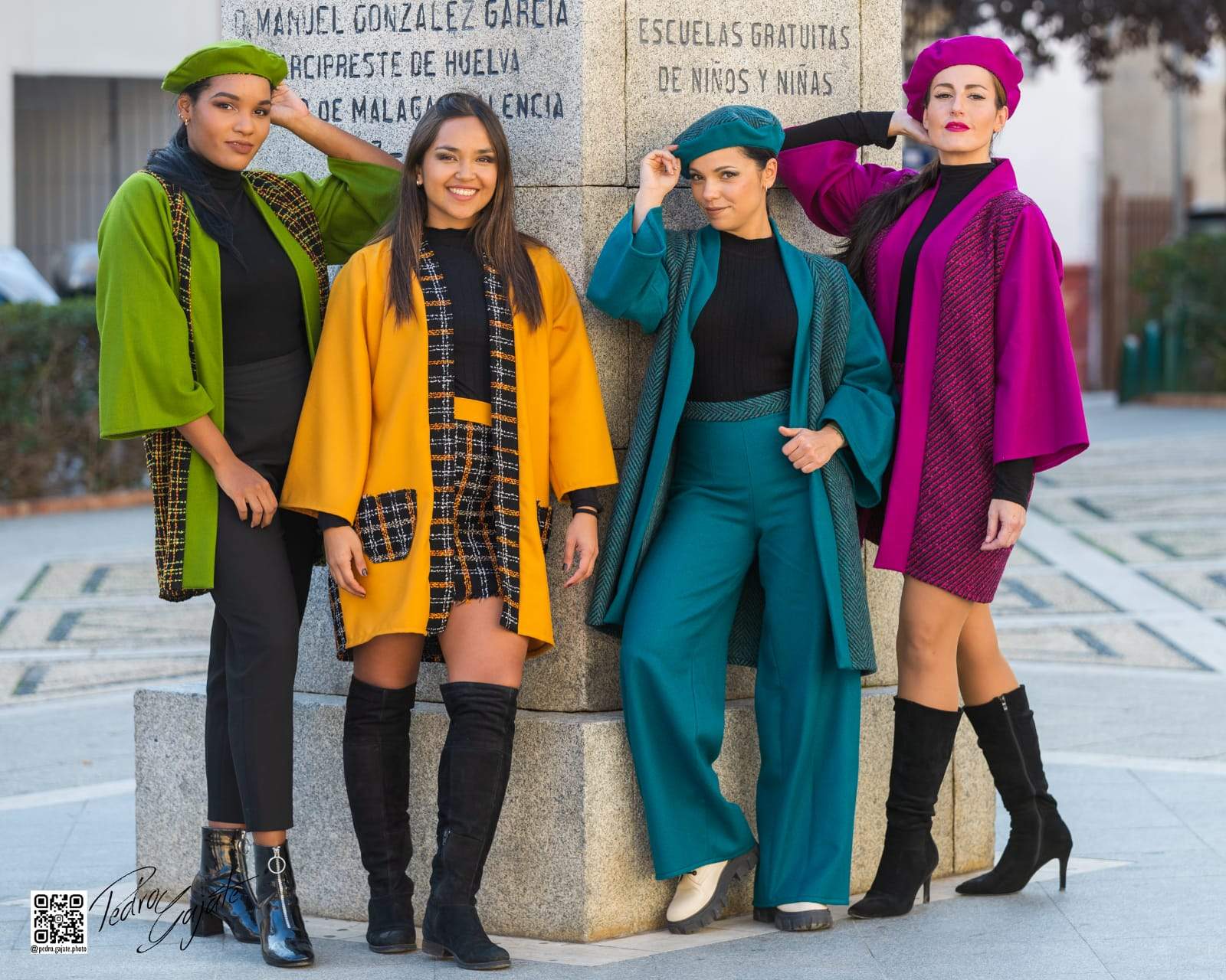 Ana luciendo uno de sus trabajos junto a otras modelos