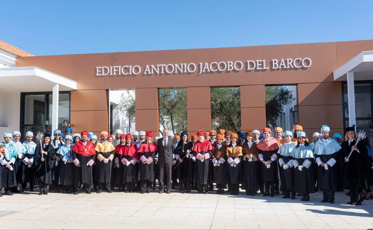 Foto de familia con los nuevos doctores y doctoras