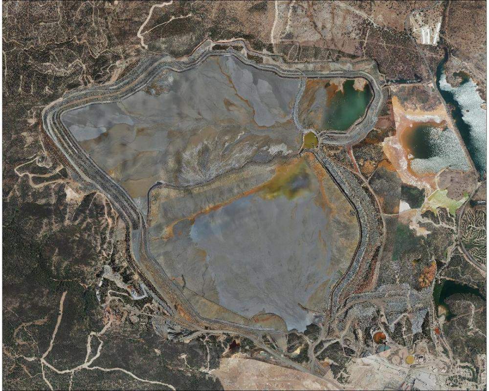 Imagen aérea de la zona que alberga las enormes balsas de residuos mineros