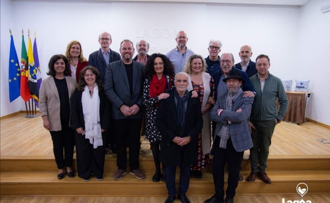 Participantes en Art Exhibition Lagoa 2024 junto a organizadores y políticos.