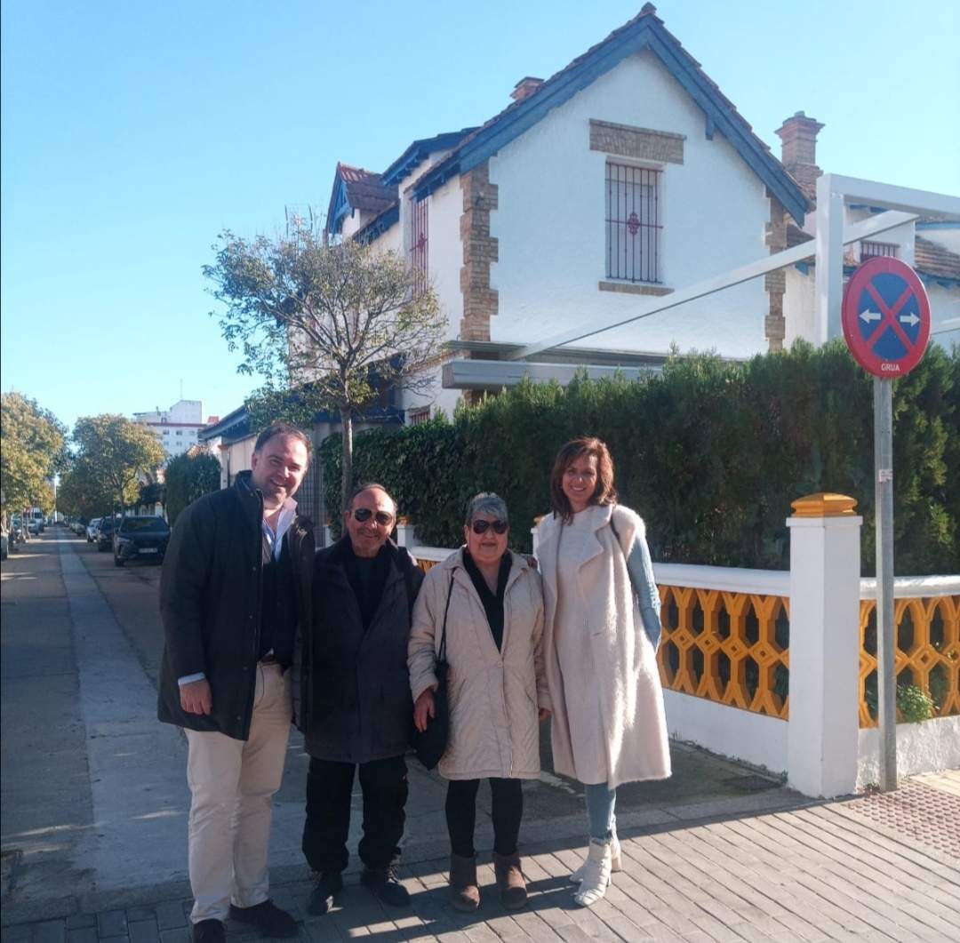 May Abril junto a familiares y vecinos