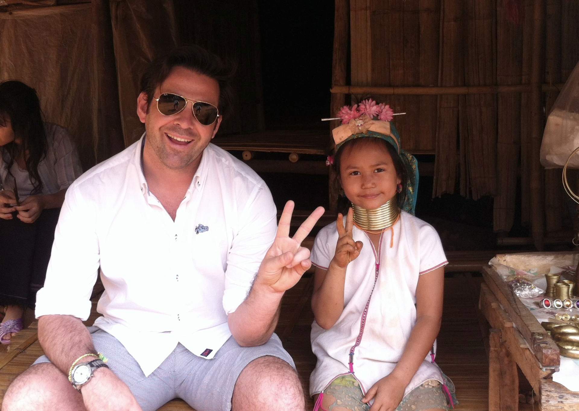 Con una niña de una tribu en un viaje a Tailandia