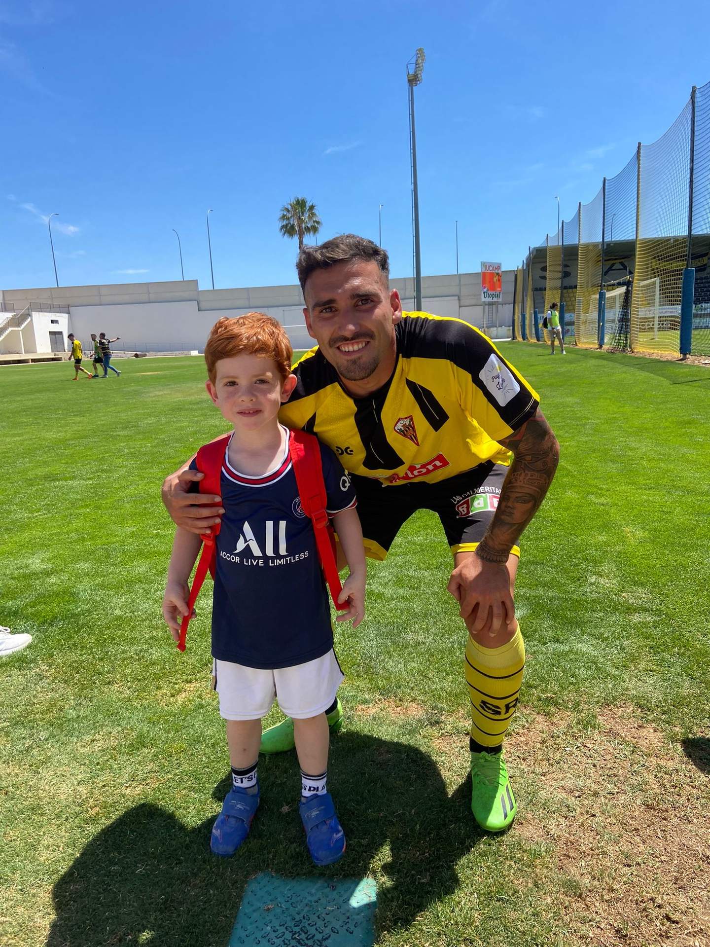 Su hijo Álvaro con el jugador del San Roque Iván Robles