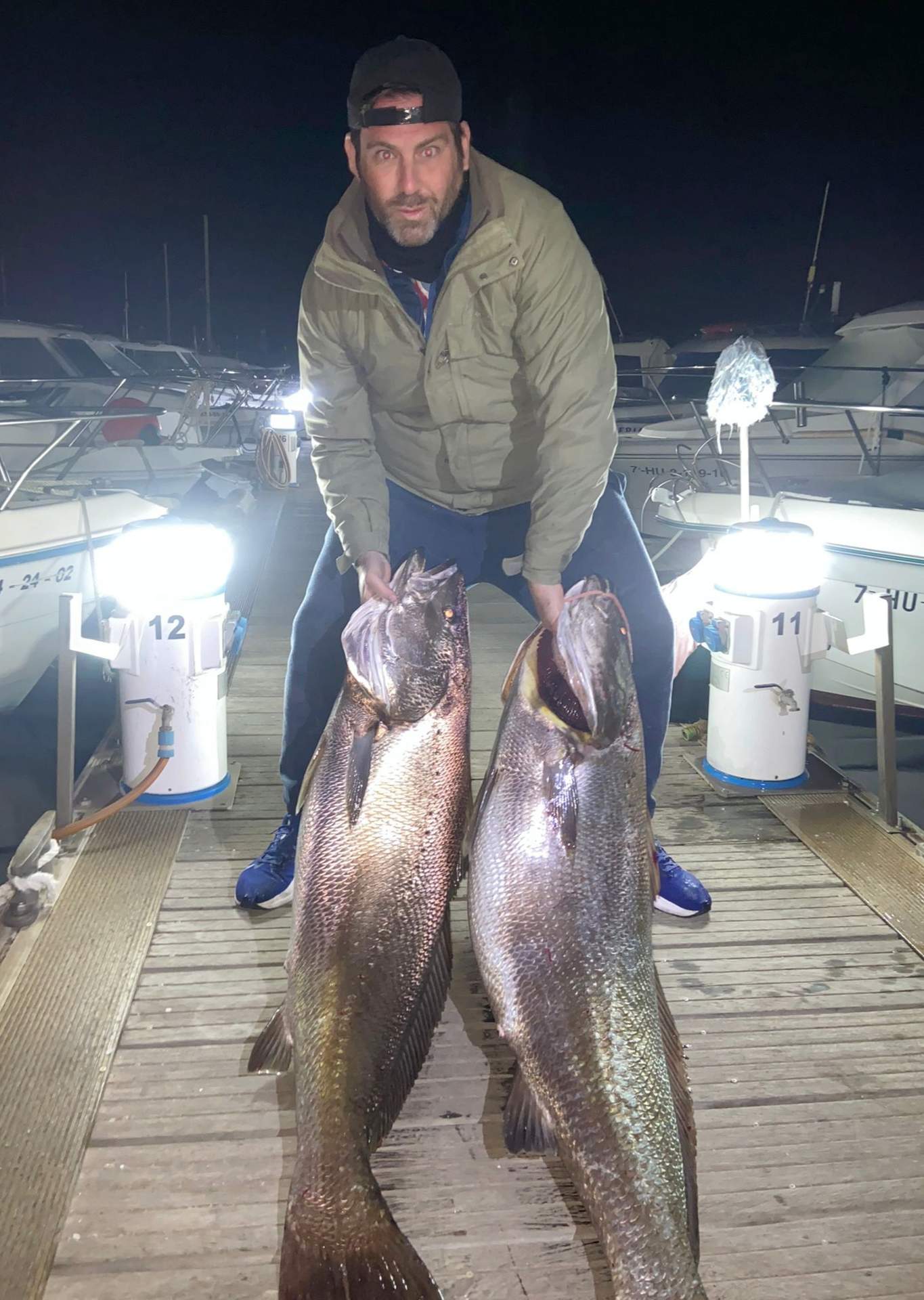 Como buen aficionado a la pesca, aquí lo vemos con dos buenas capturas