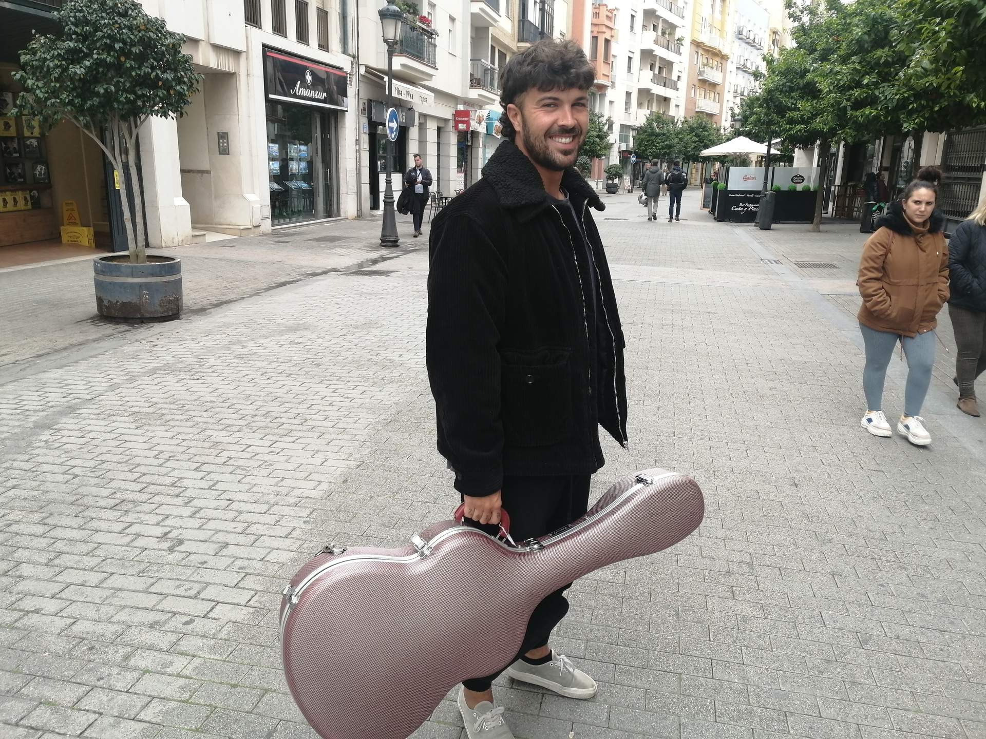 Moisés con su guitarra a cuesta