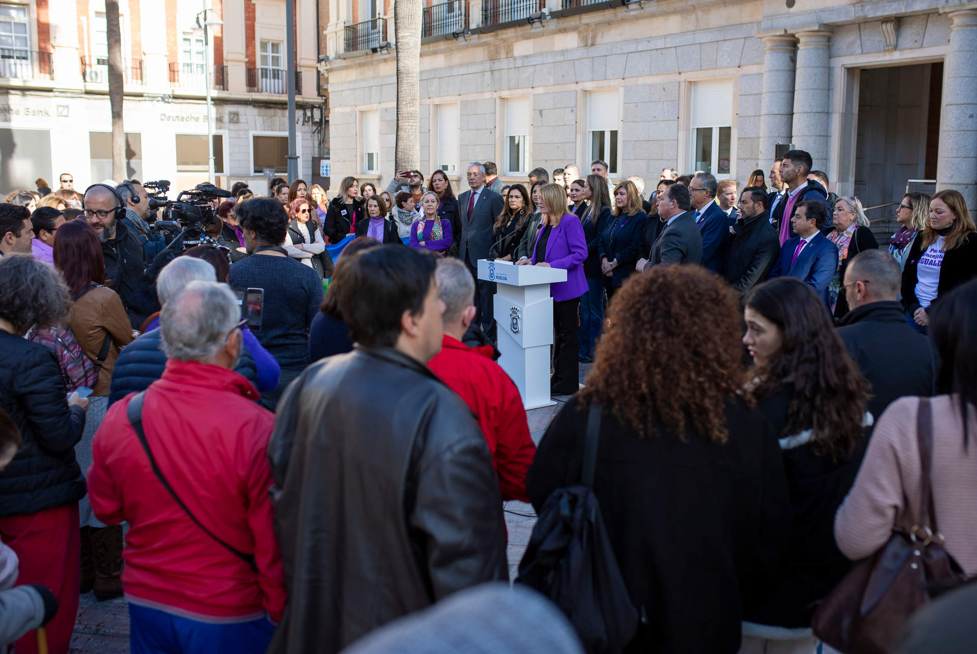 Lectura del manifiesto a las puertas del Ayuntamiento