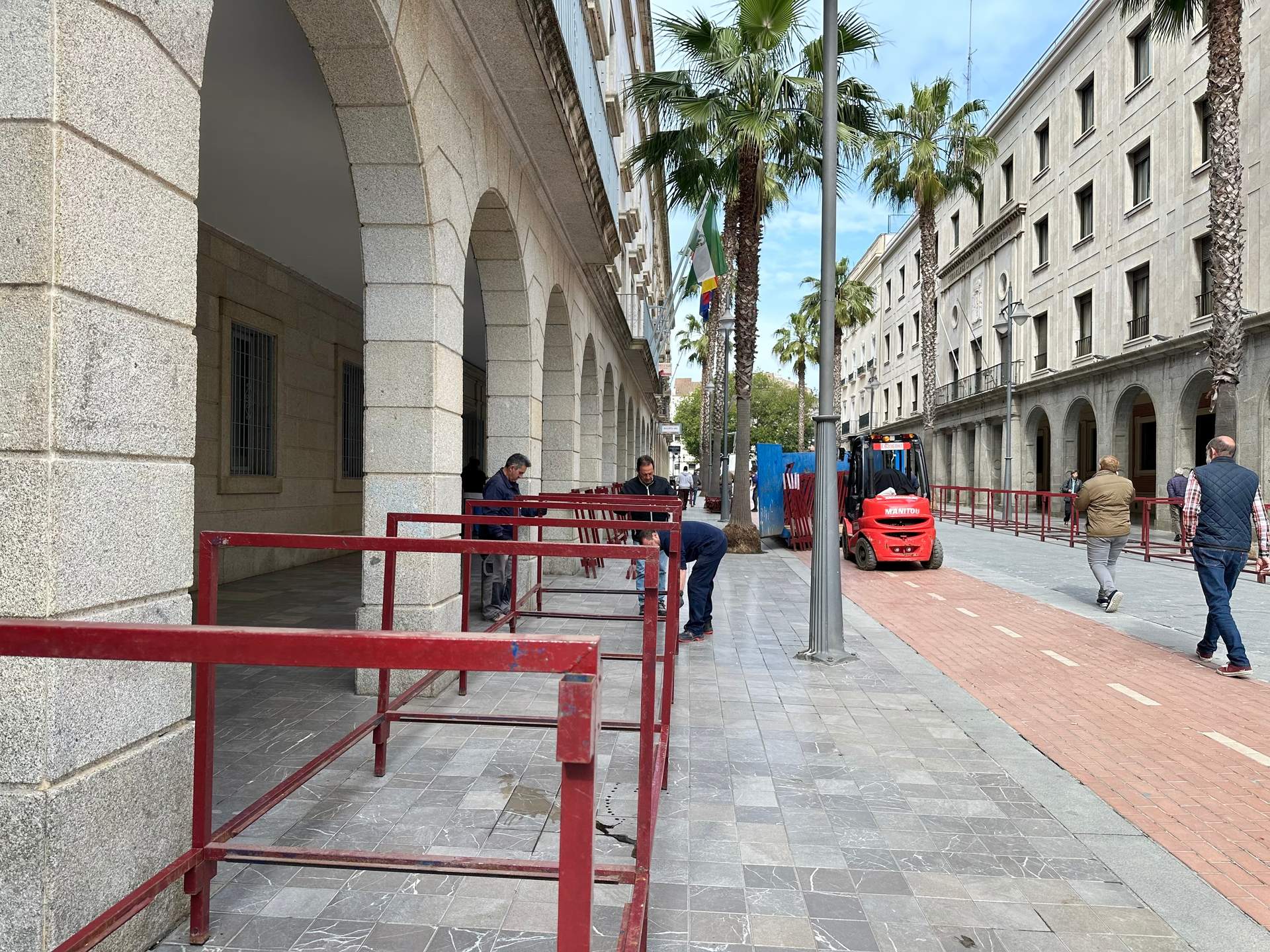 Operarios instalando los palcos