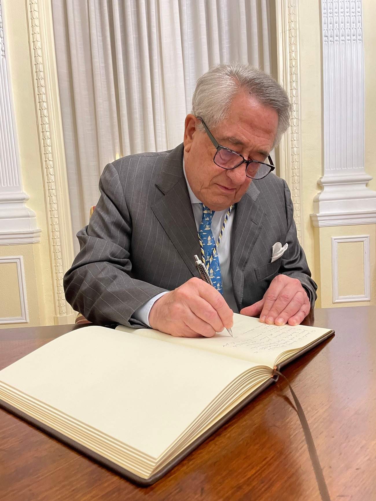 Javier Targhetta firma la adhesión
