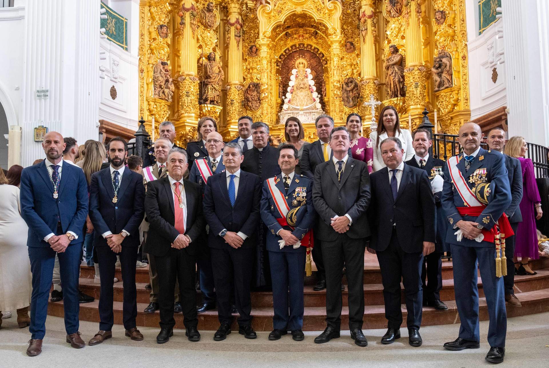 Autoridades ante la Virgen del Rocío