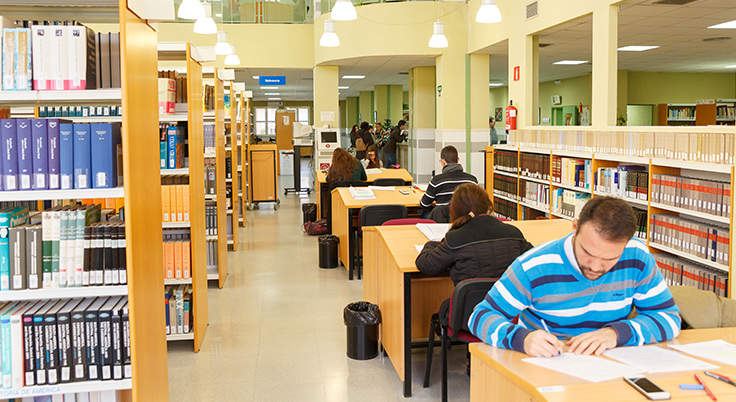 Estudiantes en la Biblioteca de la UHU