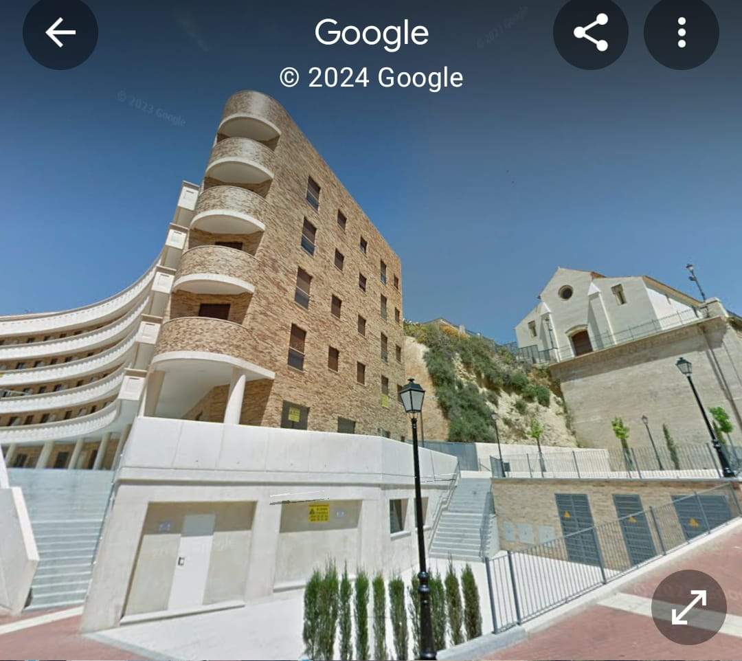 Ladera del cabezo de San Pedro forrado por el edificio de la calle Aragón