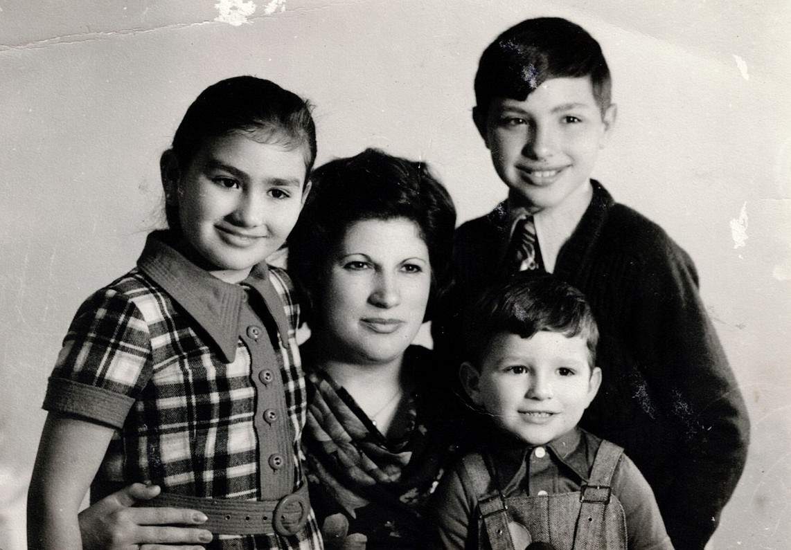 En su infancia junto a su madre y sus dos hermanos