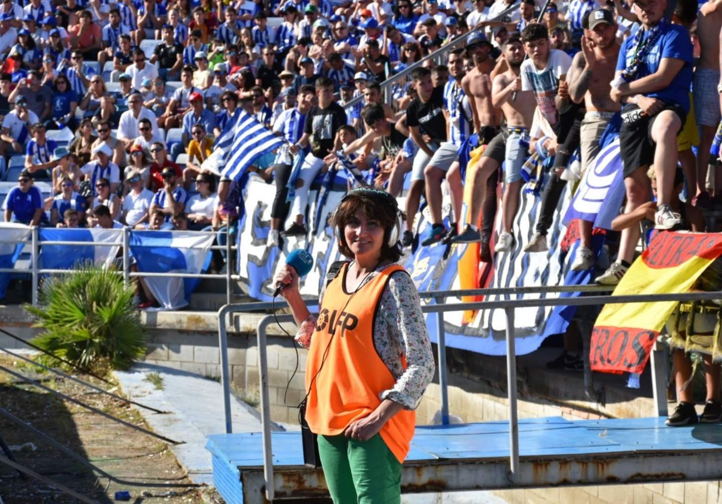 A pie de campo contando y cantando los goles del Recre