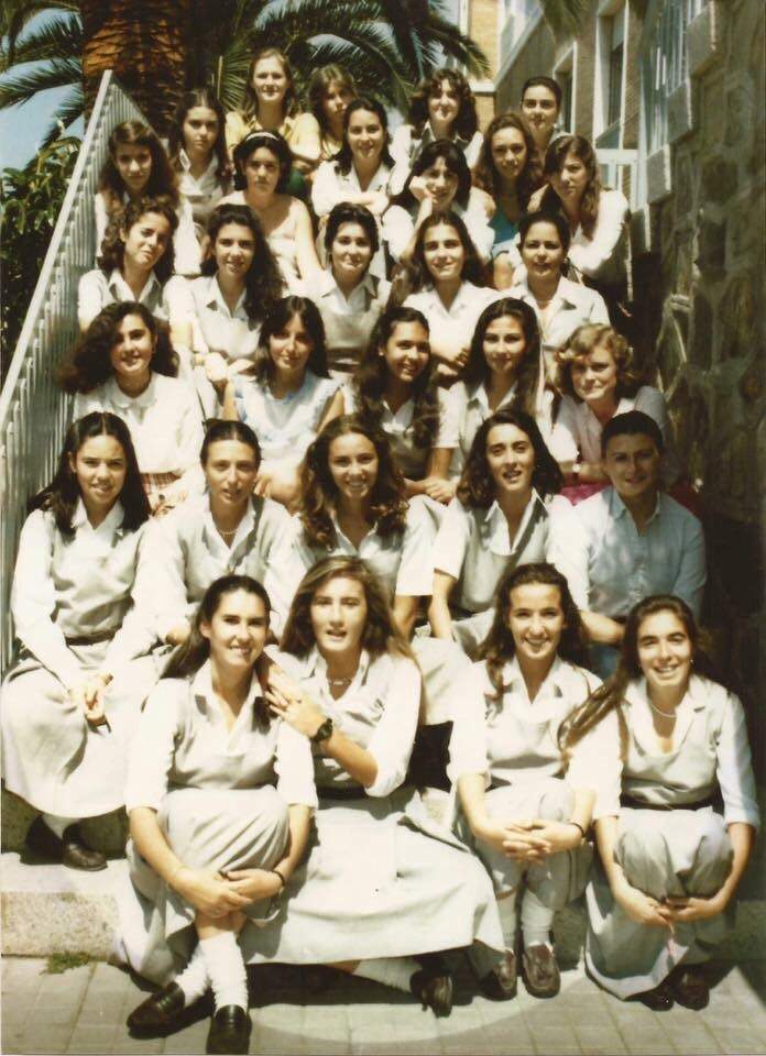 En el colegio de las Teresianas con sus compañeras