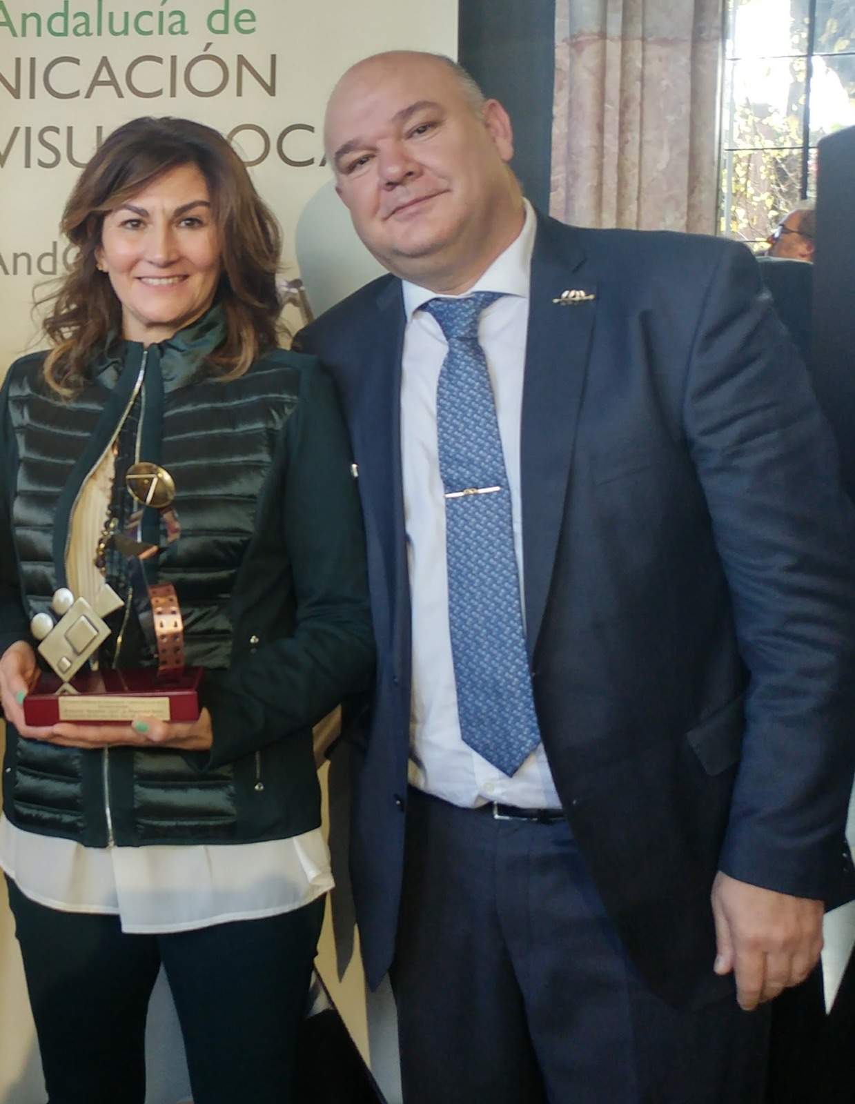 Recogiendo con su marido Juan Infante el Premio Andalucía de Comunicación