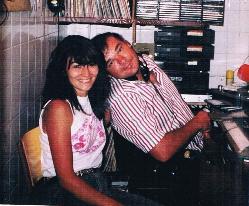 Con su marido y compañero en los estudios de la radio