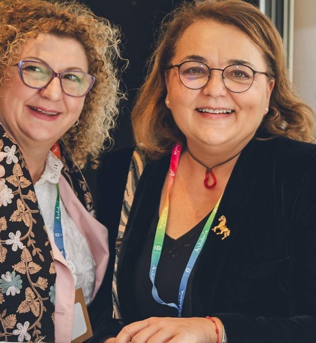 Esther Gómez y una compañera