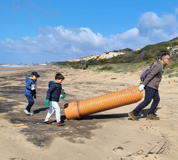 Recogida de una tubería en la playa