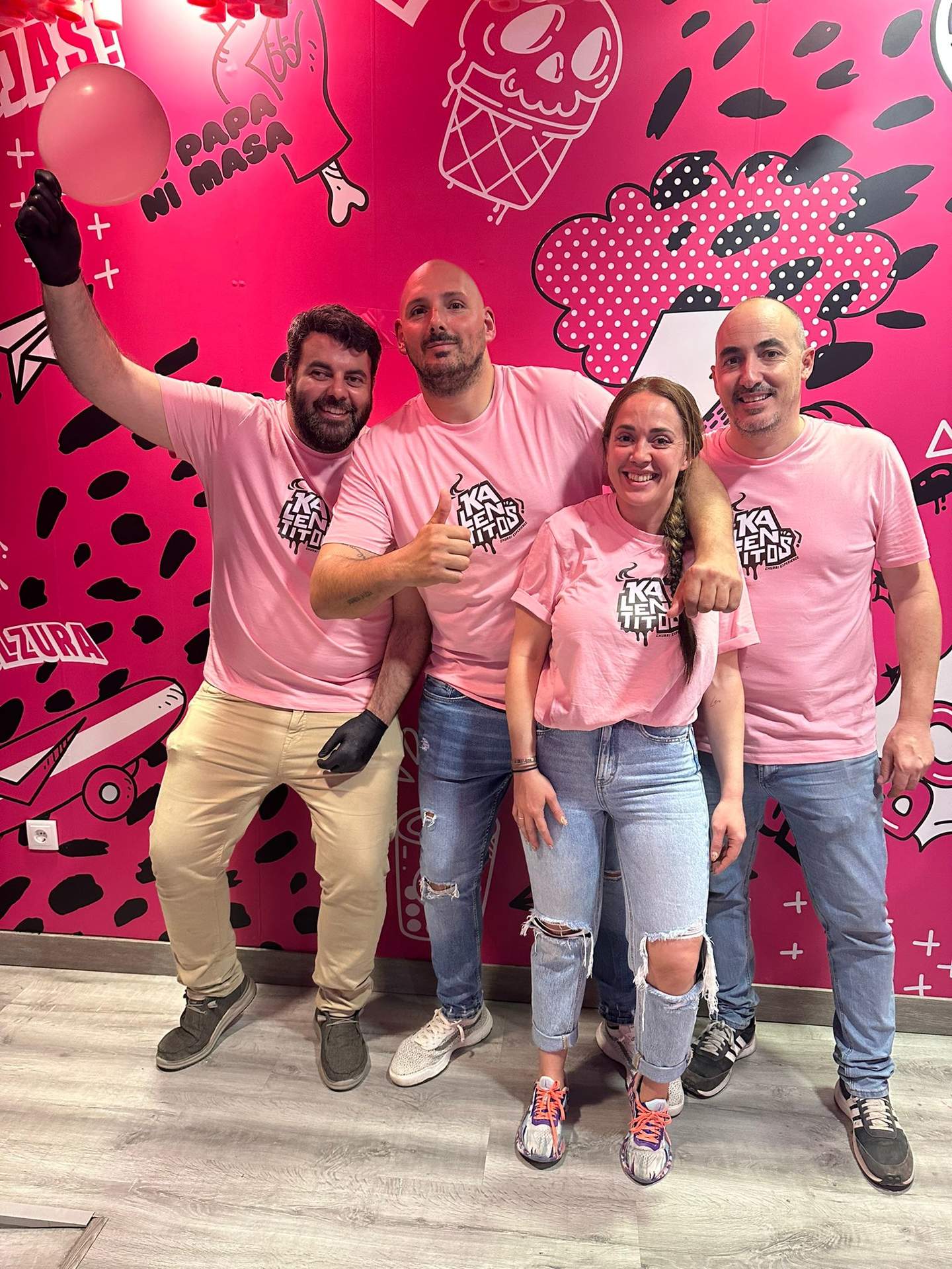 Kike junto a sus socios Álvaro Garcia y Fran Hrenández y Monsent encargada de Kalentitos
