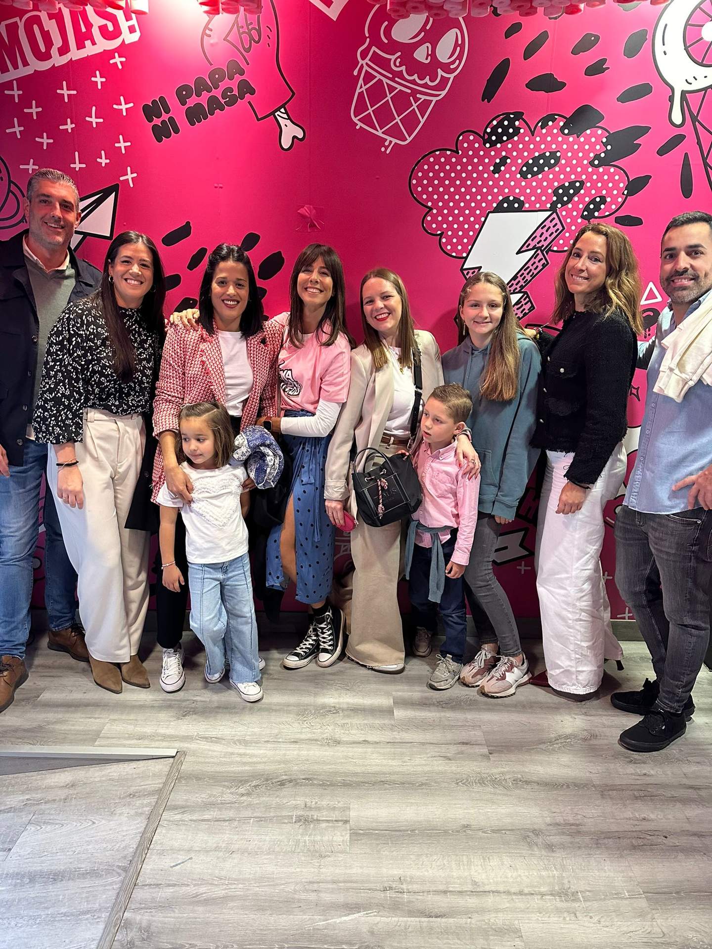 Familias completas posando en el photocall