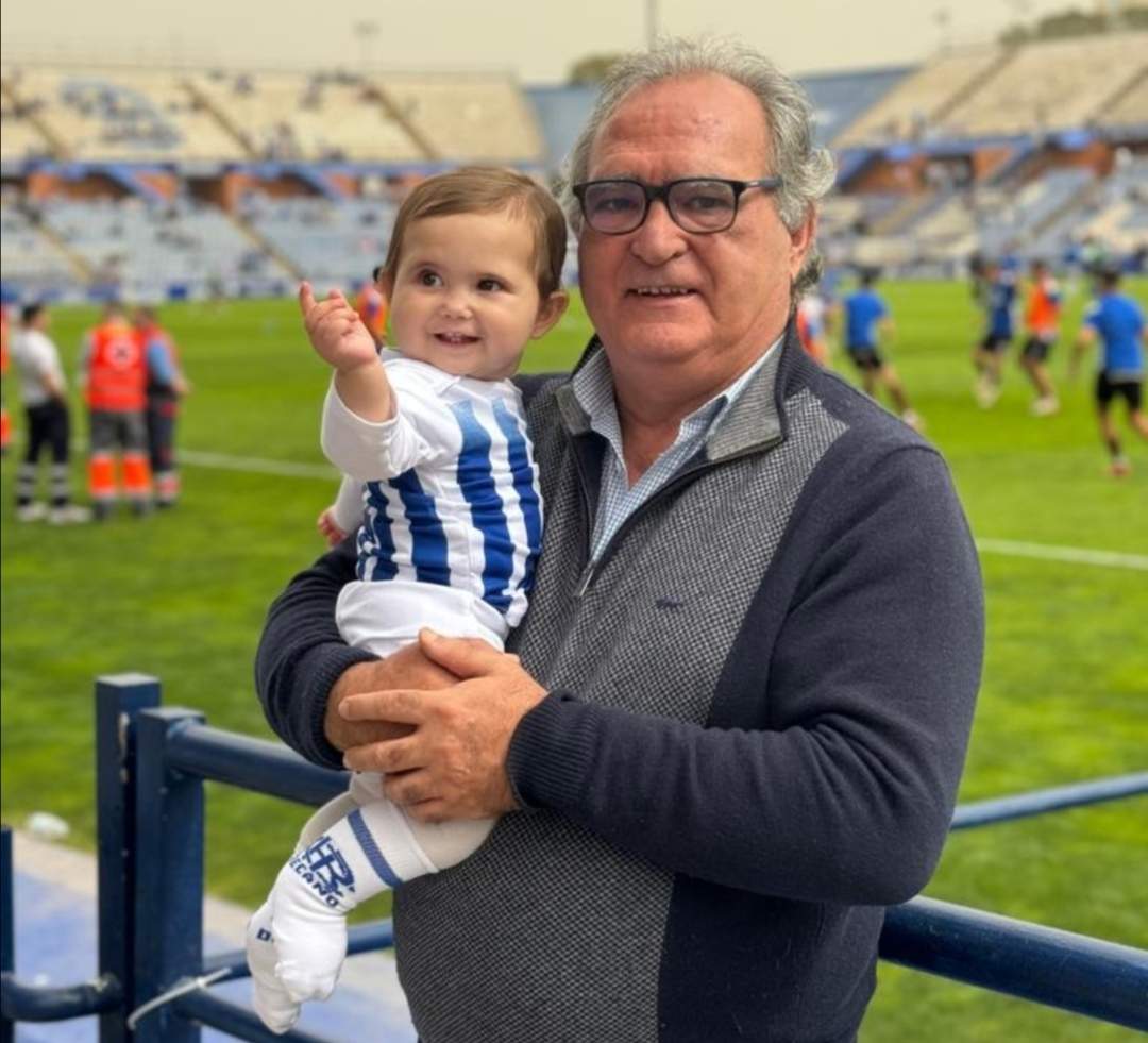 Emilio de la Rica con su nieta Lucía