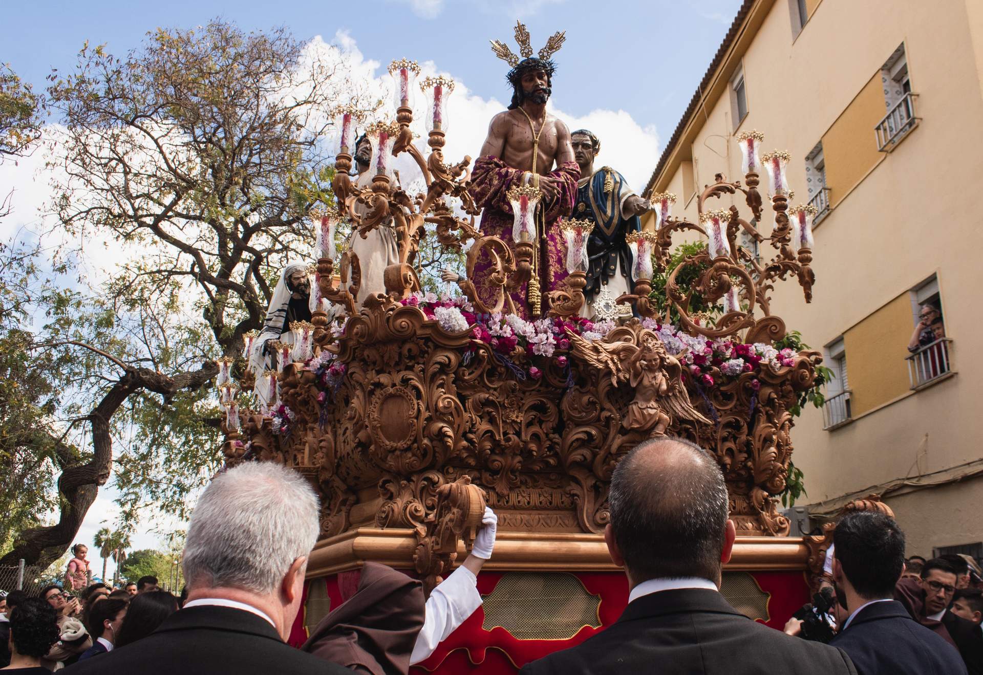 Todas las cofradías de la tarde sufrieron las inclemencias del tiempo