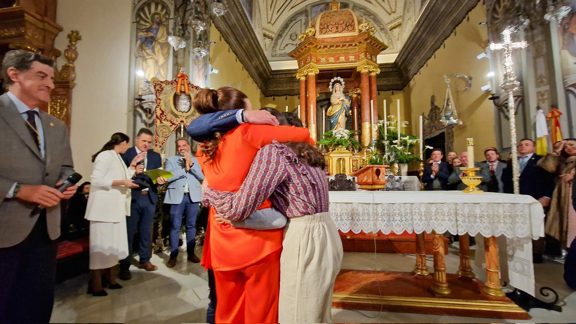 Emocionado abrazo con su familia