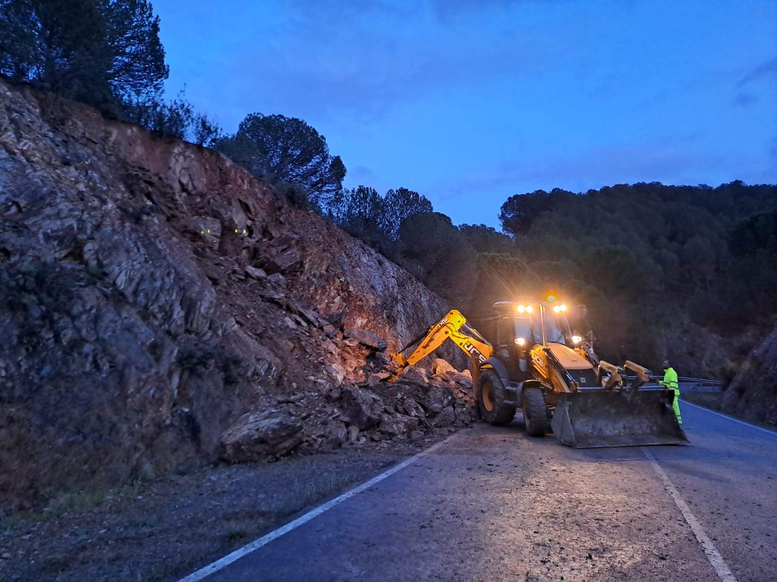 Maquinaria del servicio de carreteras de Diputación despeja la vía