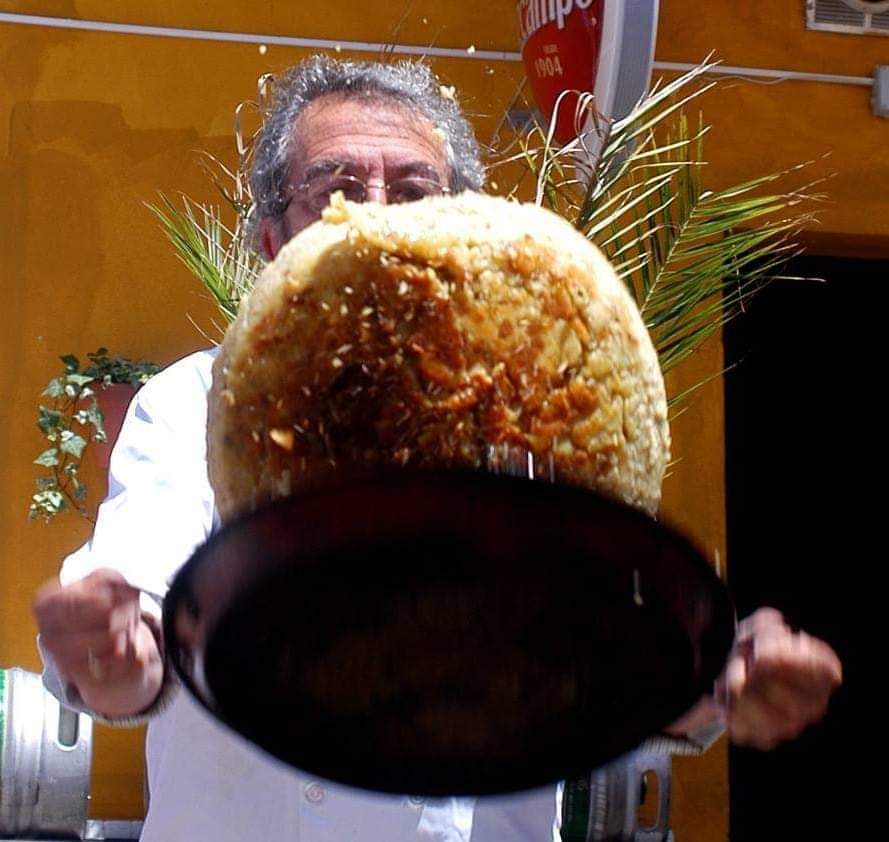 En plena cocina dándole la vuelta a una tortilla