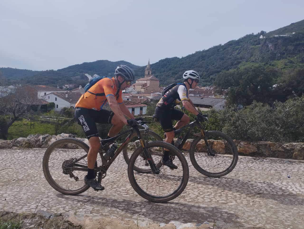 Ciclistas en los impresionantes paisajes de Alájar