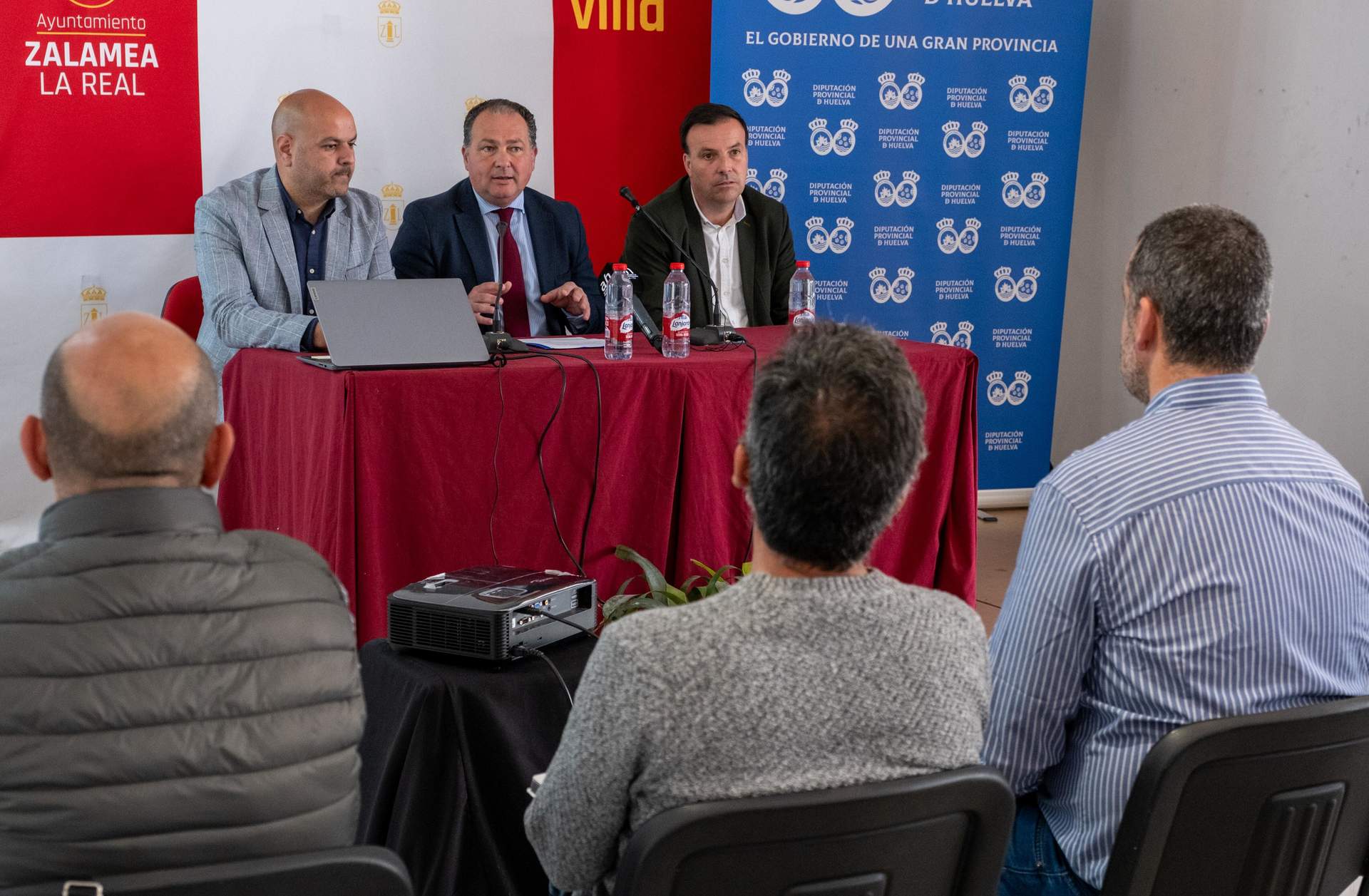 Toscano junto al alcalde de Zalamea en el acto