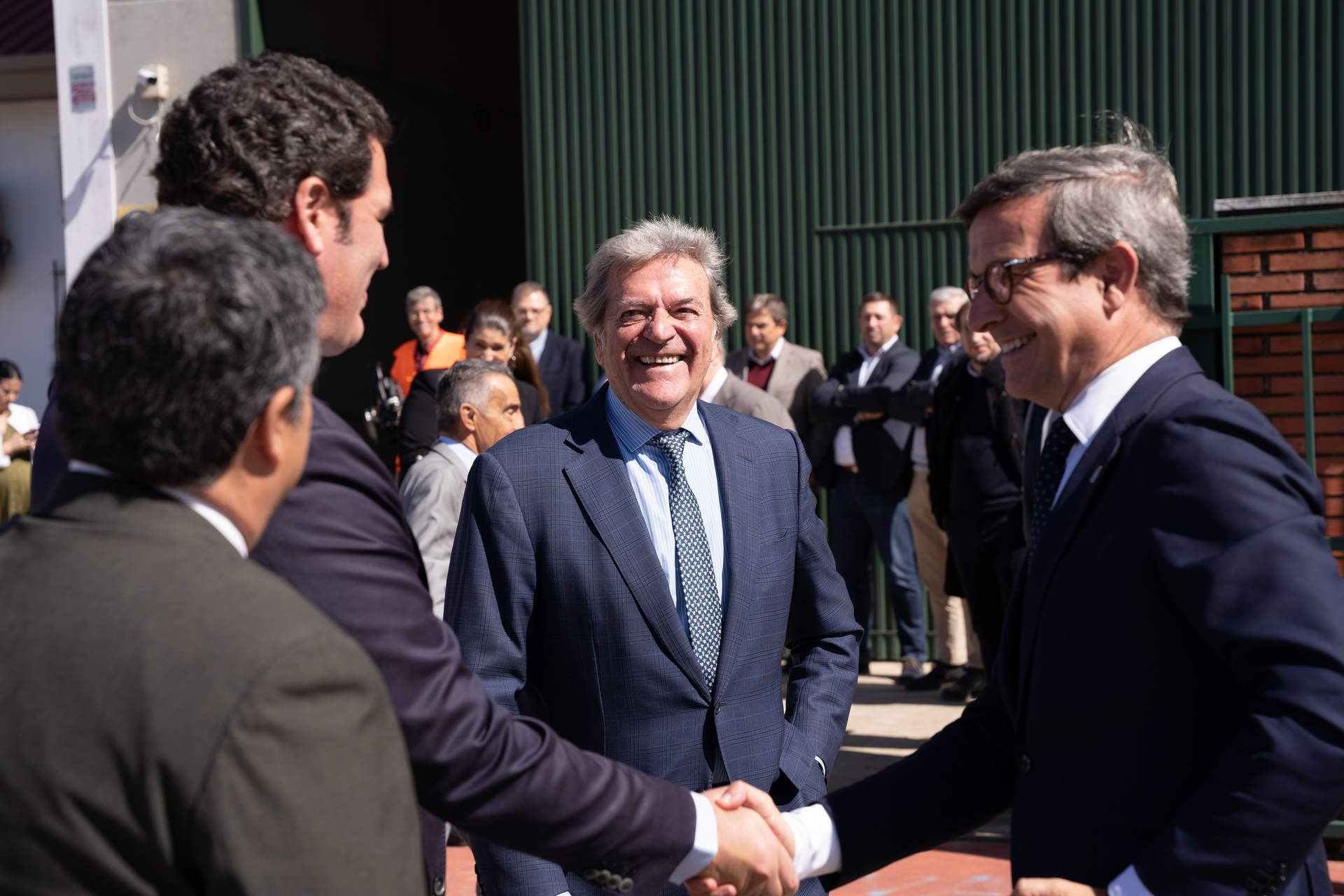 Javier de Aspe recibe al consejero en las instalaciones