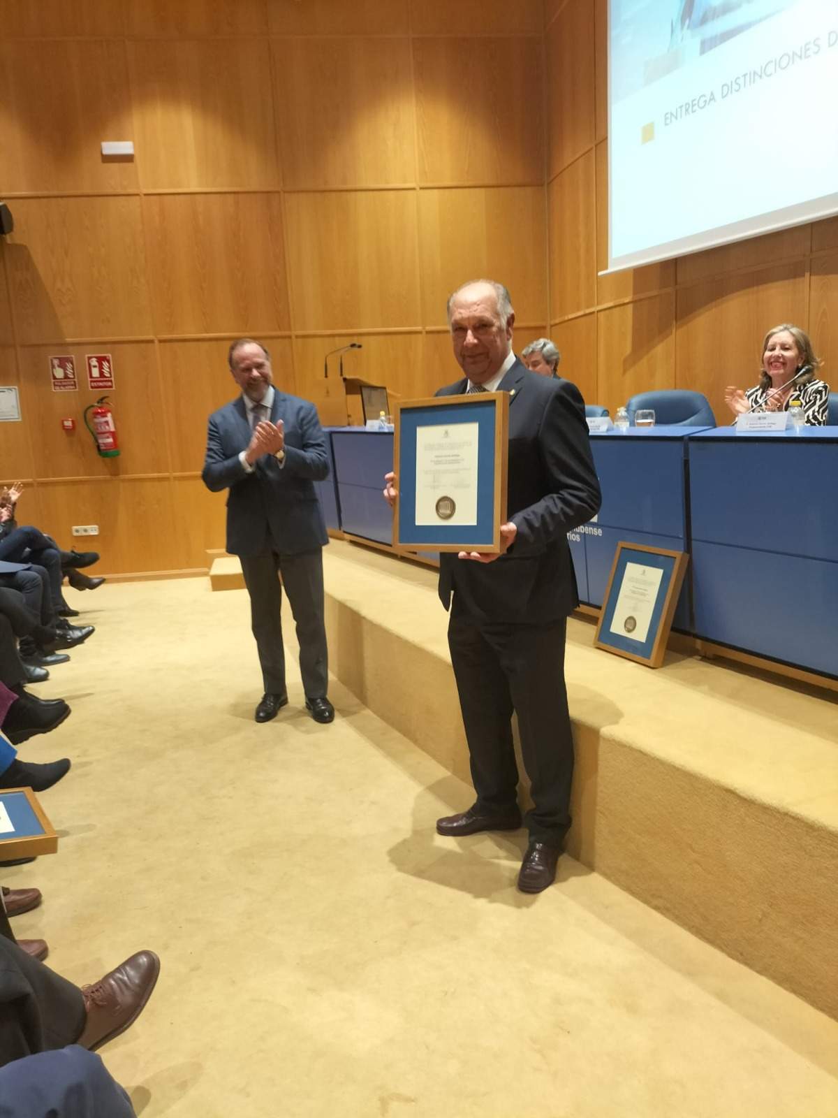 Entrega de la distinción a Antonio Gemio