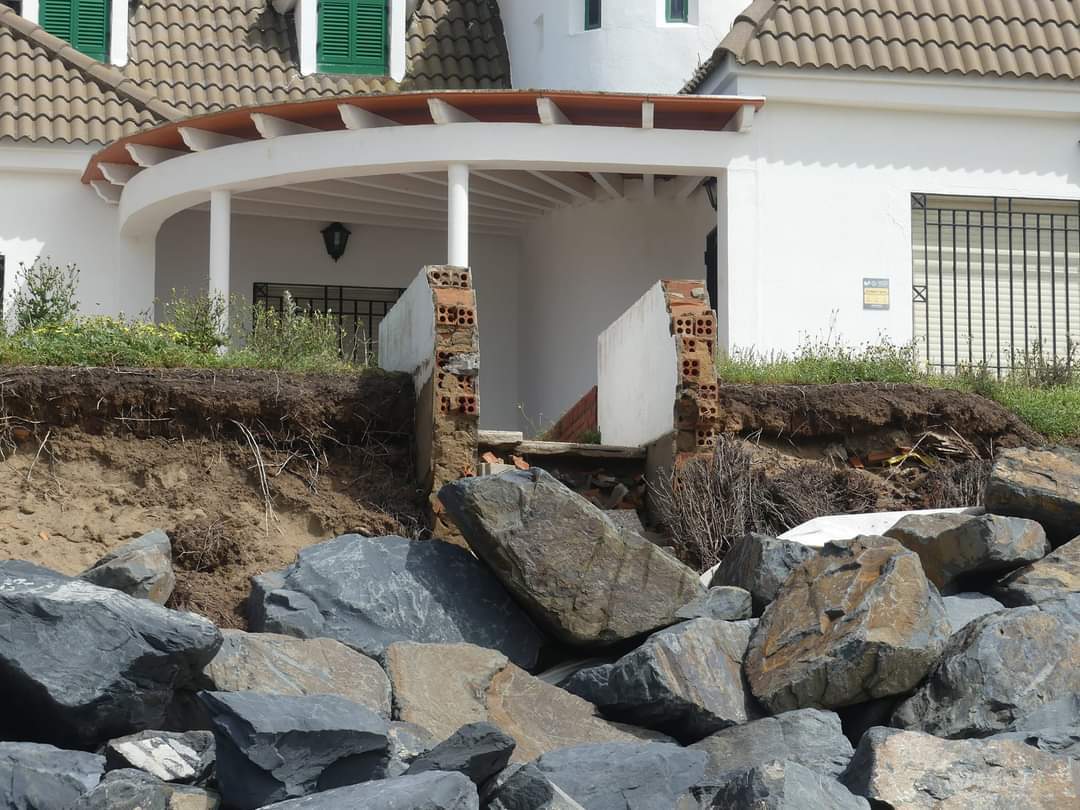 La fuerza del mar ha roto hasta los muros de algunas viviendas