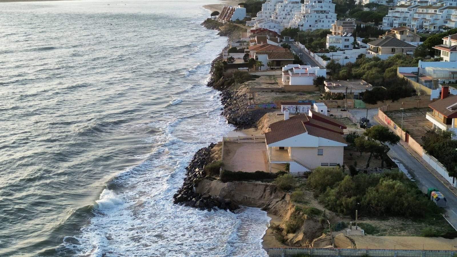 Oleaje irrumpe en las faldas de algunas viviendas de primera línea de playa